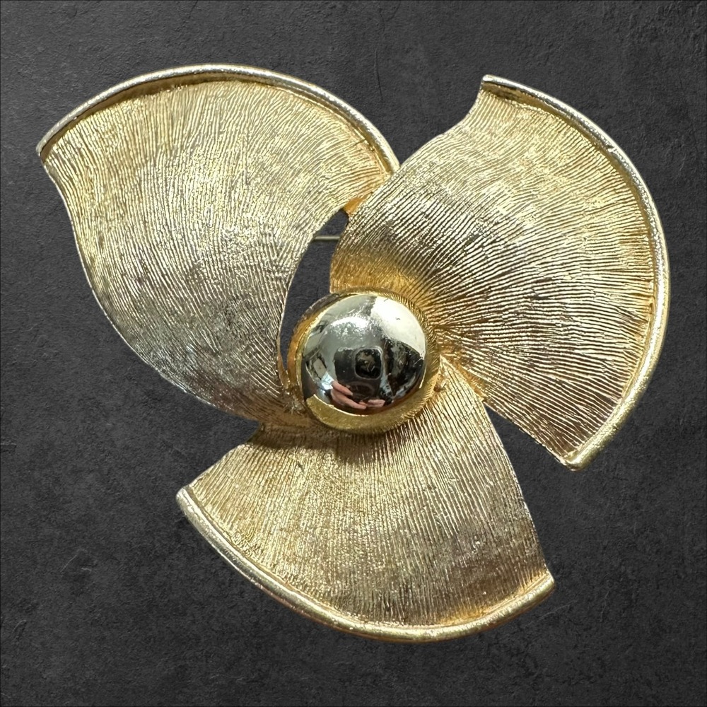 Abstract Swirl Brooch Gold Tone Textured Floral‎ Flower Fan Pin